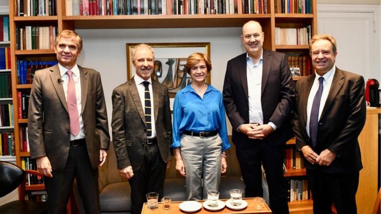 Sobre la seriedad en política: Matthei y el ministro de la motosierra en el CEP