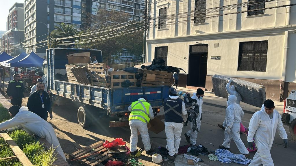 Operativo municipal en Valparaíso remueve 12 toneladas de basura