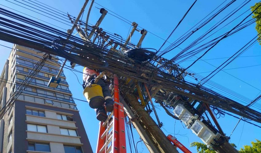 Avanza proyecto que faculta a municipios para retirar cables en desuso