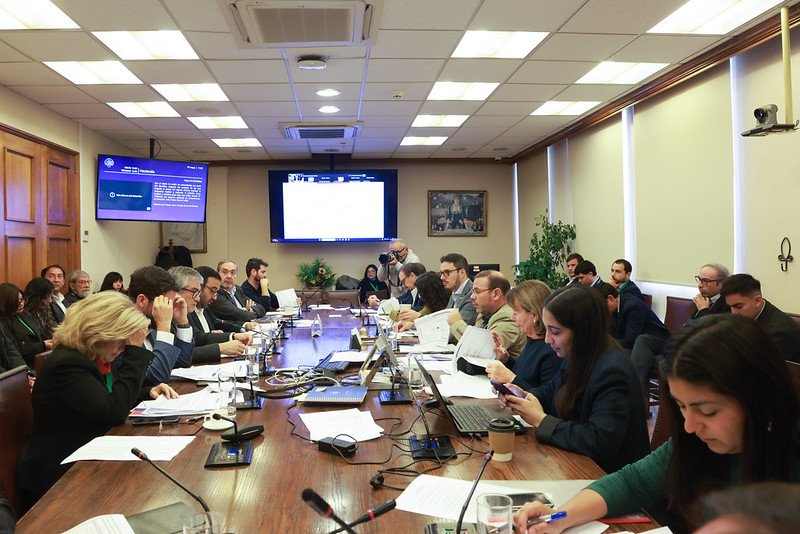 Gobierno propone alza del salario mínimo a $529 mil en 2025